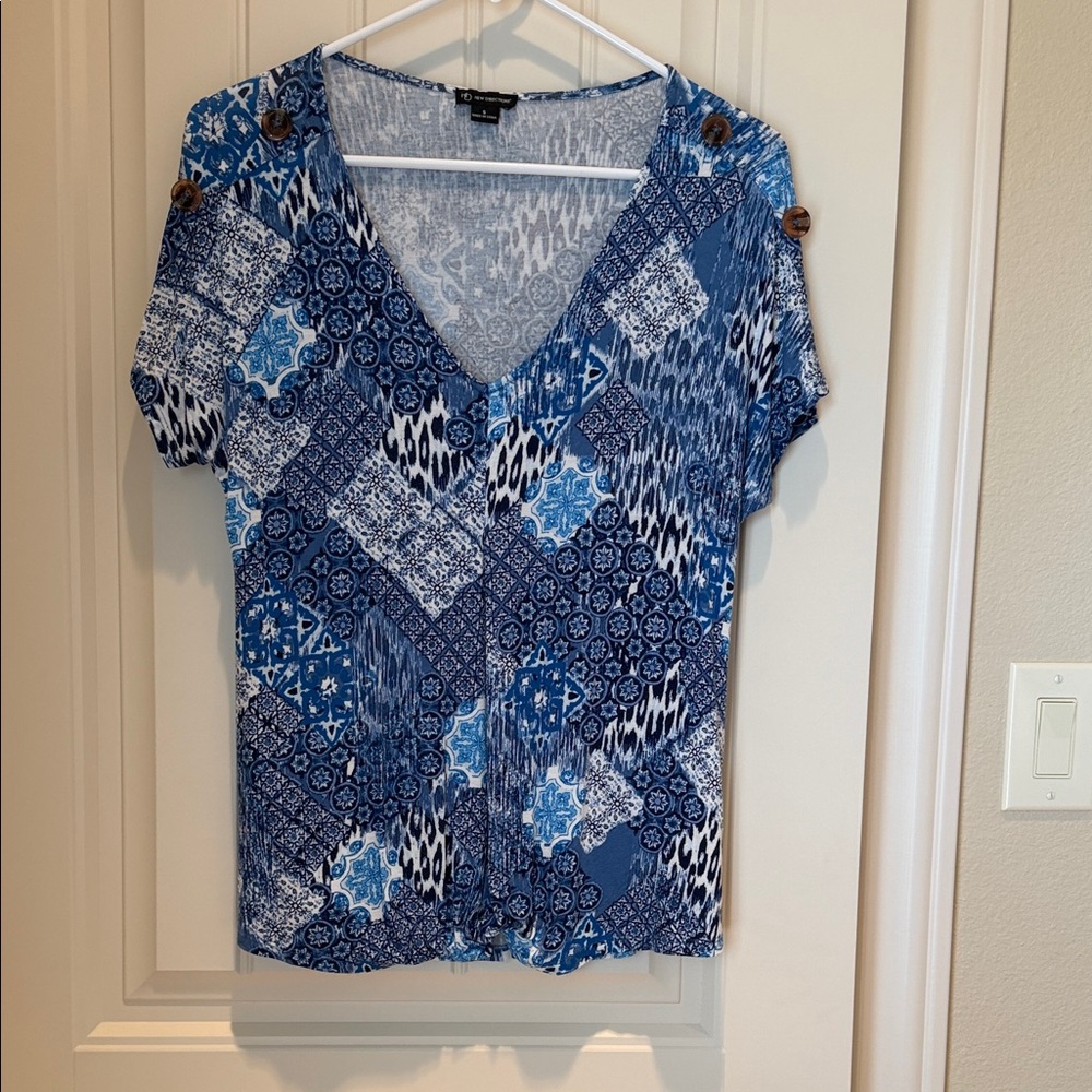 10/10$ New Directions Blue & White Blouse. Bundle 10(4-5$) items for a 10$ offer